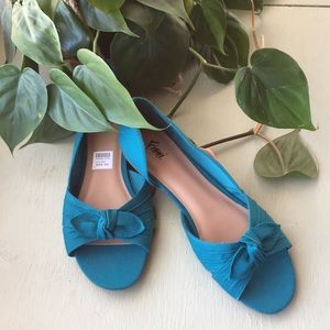 Adorable cutaway turquoise flats